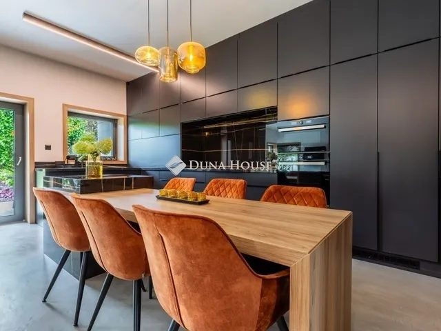 Eladó ház Üröm 158 nm