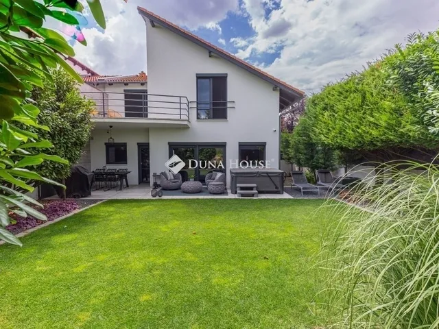 Eladó ház Üröm 158 nm