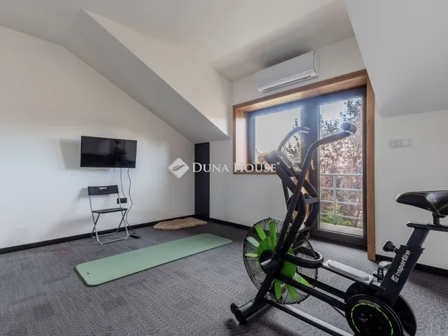 Eladó ház Üröm 158 nm