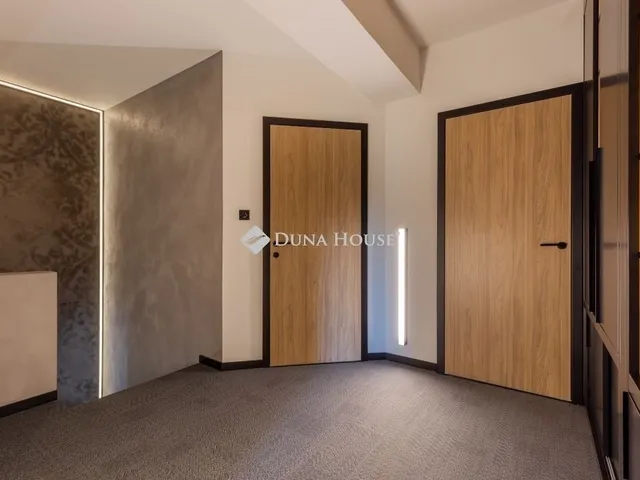 Eladó ház Üröm 158 nm