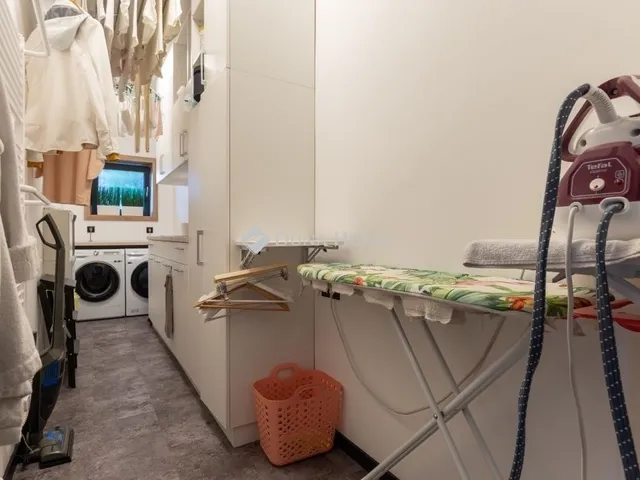 Eladó ház Üröm 158 nm