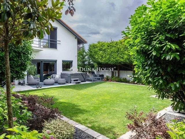 Eladó ház Üröm 158 nm