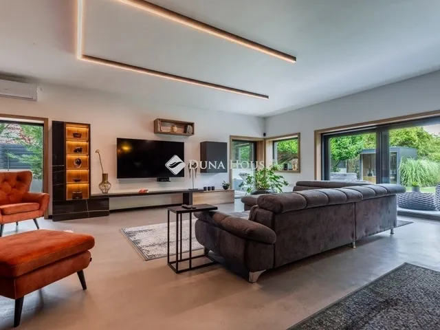 Eladó ház Üröm 158 nm