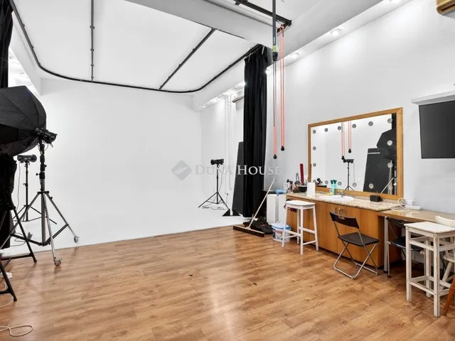 Eladó kereskedelmi és ipari ingatlan Budapest II. kerület 810 nm