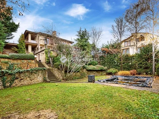 Eladó ház Budapest III. kerület, Táborhegy 450 nm