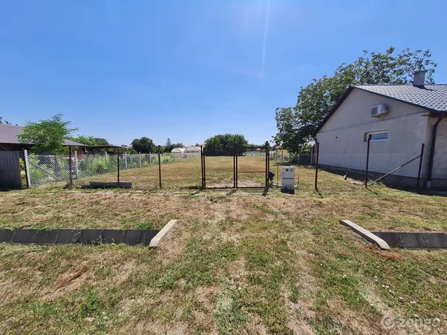 Eladó telek Deszk 1500 nm