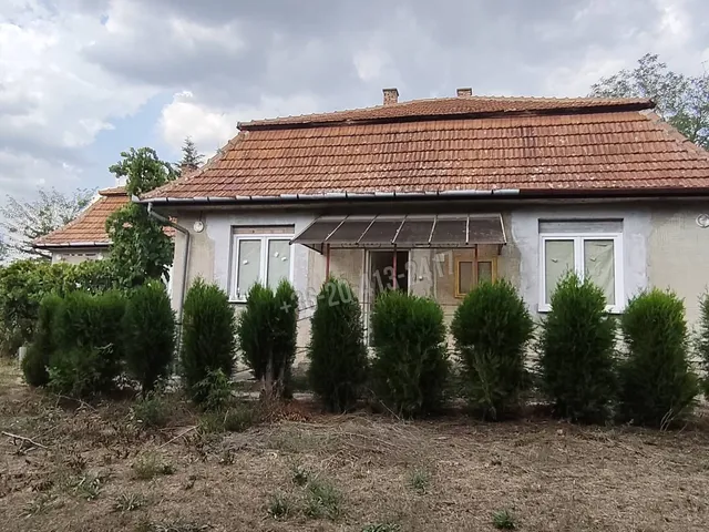 Eladó ház Dánszentmiklós 2852 nm