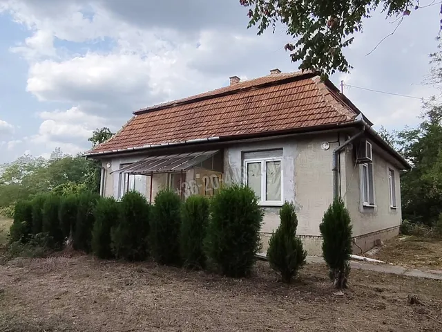 Eladó ház Dánszentmiklós 2852 nm