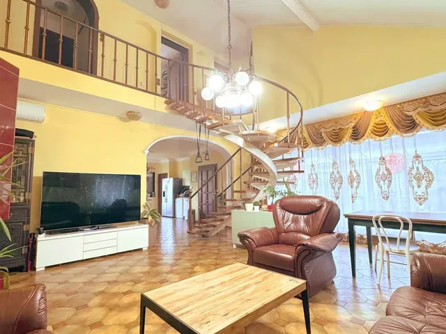 Eladó ház Budapest III. kerület, Táborhegy 200 nm