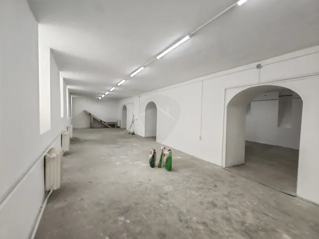 Eladó kereskedelmi és ipari ingatlan Budapest X. kerület, Ligettelek 201 nm