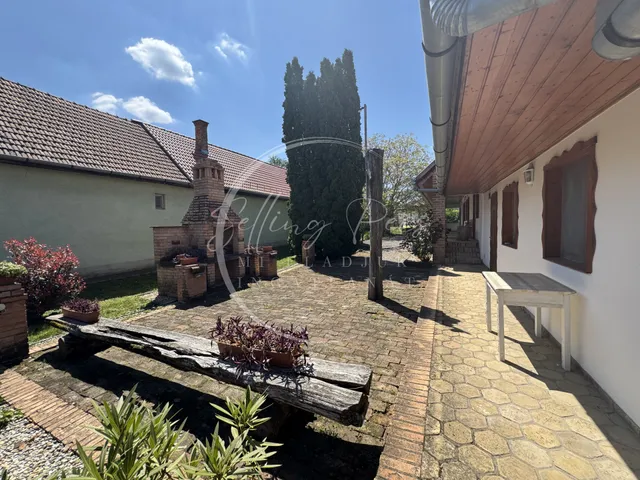 Eladó ház Geresdlak 300 nm