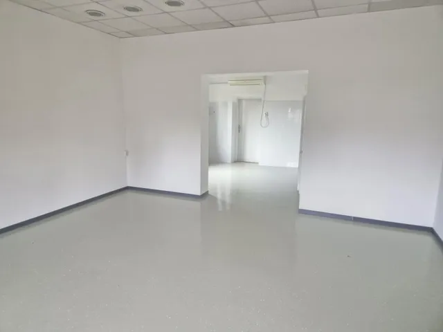 Kiadó kereskedelmi és ipari ingatlan Pécs, Budai városrész, Komlói út 63 nm