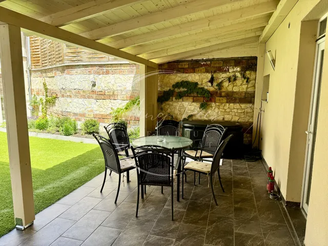 Eladó ház Pécs, Tettye, cserző köz 235 nm