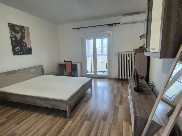 Kiadó lakás Pécs, Egyetemváros, Építők útja 54 nm