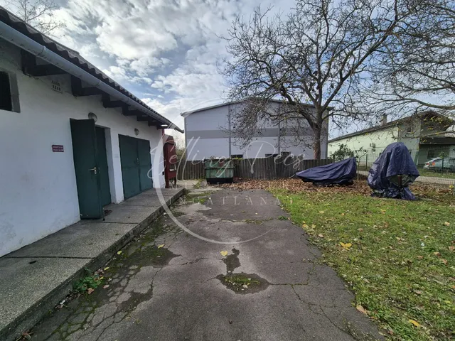 Eladó kereskedelmi és ipari ingatlan Pécs, Gyárváros 100 nm