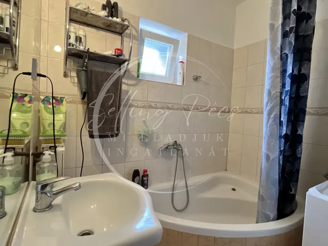 Eladó lakás Pécs, Rácváros, Pellérdi út 111 nm