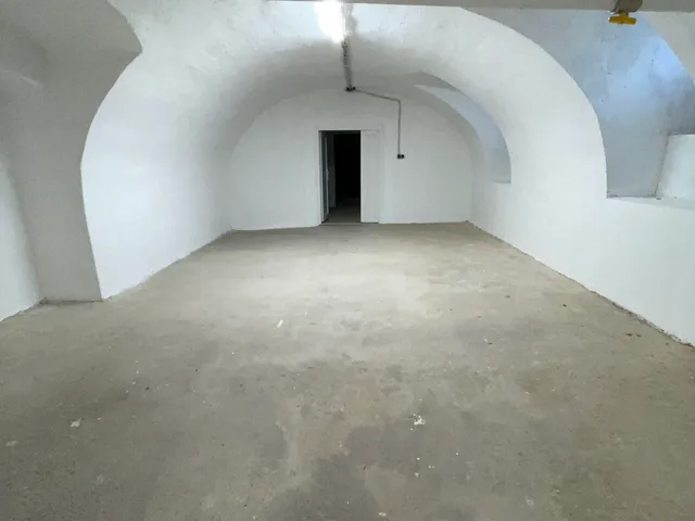 Eladó kereskedelmi és ipari ingatlan Pécs, Belváros, Búza tér 240 nm