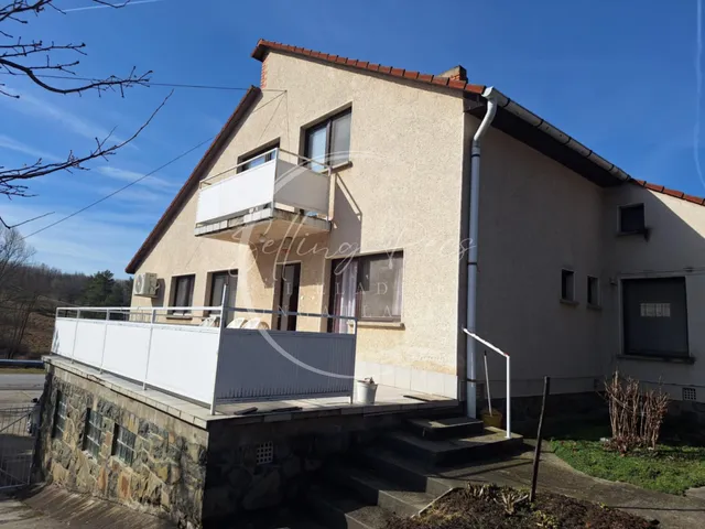 Eladó ház Komló, Dávidföld 240 nm