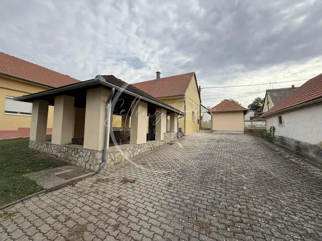 Eladó ház Pócsa 180 nm