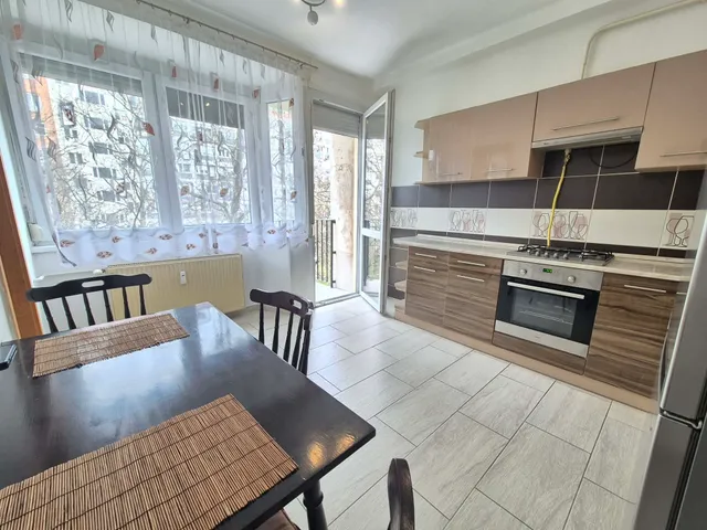 Kiadó lakás Pécs, Uránváros, Esztergár Lajos utca 68 nm