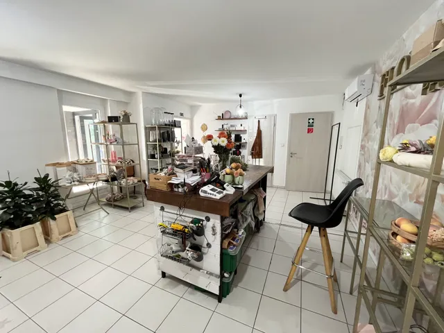 Eladó kereskedelmi és ipari ingatlan Pécs, Szigeti külváros, Szigeti út 56 nm