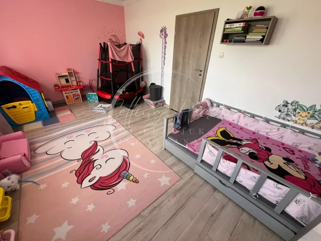 Eladó ház Kozármisleny, Alkotmány tér 190 nm