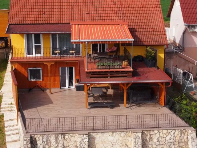 Eladó ház Dunaújváros, Táborállás 127 nm
