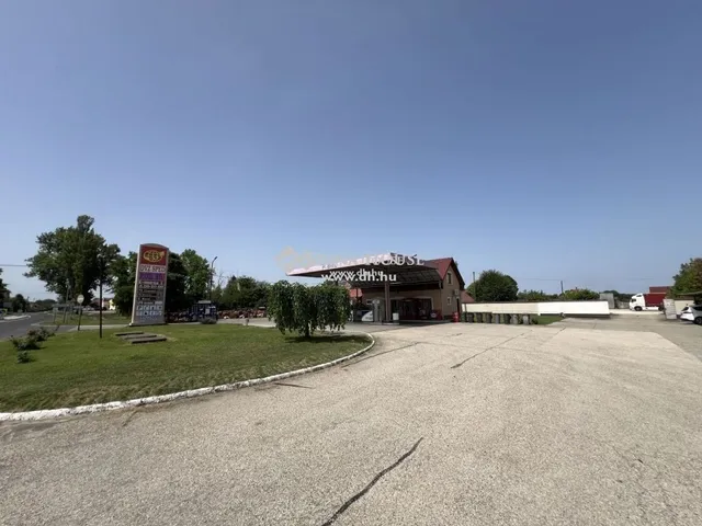 Eladó kereskedelmi és ipari ingatlan Jászszentlászló 1400 nm
