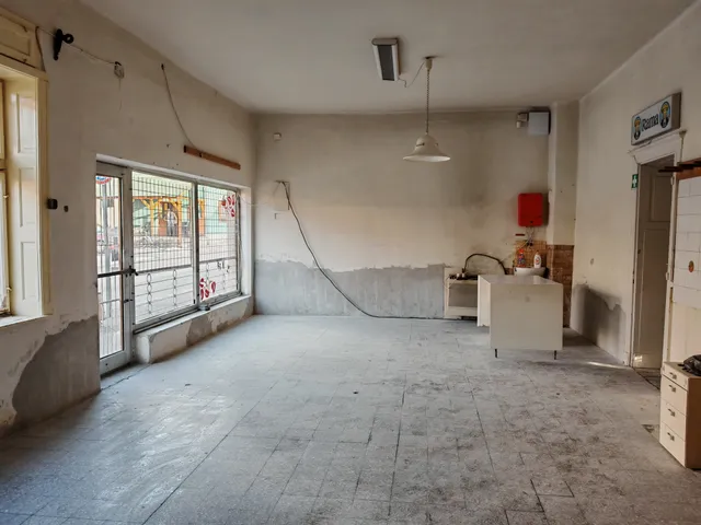 Eladó kereskedelmi és ipari ingatlan Kesztölc, Esztergomi utca 150 nm