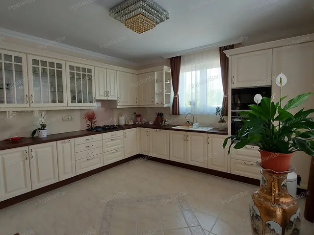 Eladó ház Nyíregyháza, Korányi-kertváros 295 nm