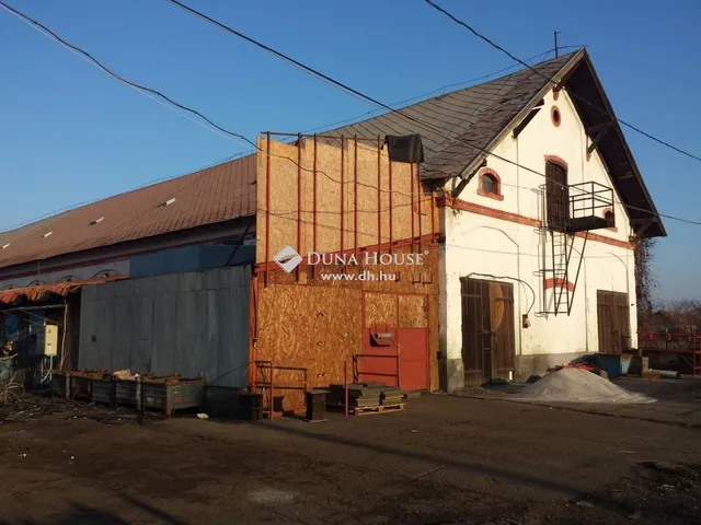 Eladó kereskedelmi és ipari ingatlan Martonvásár 8417 nm