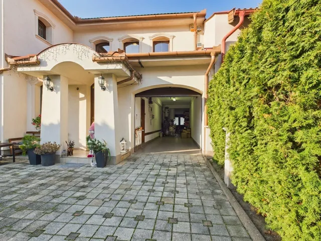 Eladó ház Debrecen, Liget lakópark, Károli Gáspár  236 nm