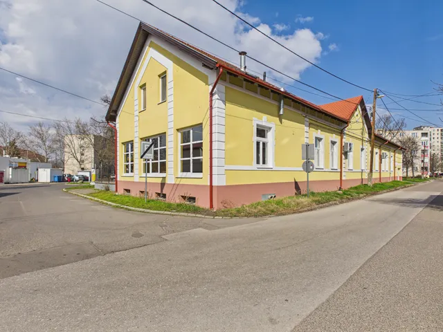 Eladó kereskedelmi és ipari ingatlan Debrecen, Belváros, Böszörméniy 1 220 nm