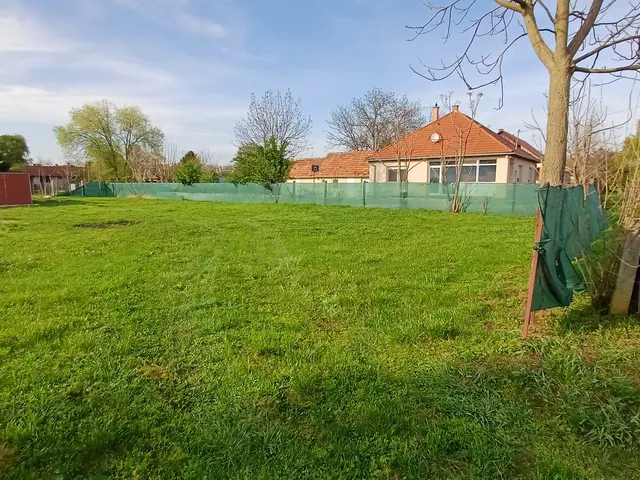 Eladó telek Városföld 800 nm