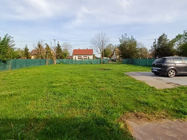 Eladó telek Városföld 800 nm