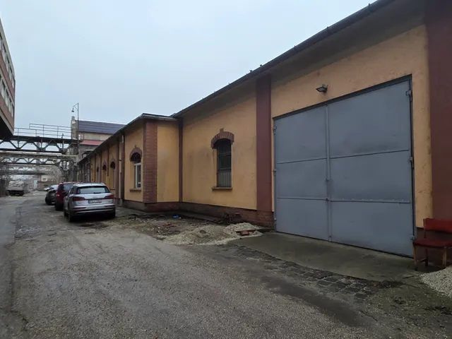 Kiadó kereskedelmi és ipari ingatlan Budapest XXI. kerület, Gyártelep, Iparvágány  280 nm