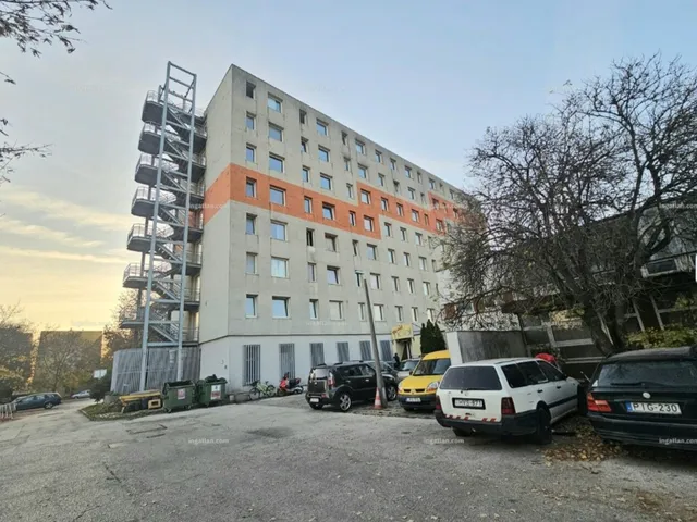 Eladó kereskedelmi és ipari ingatlan Székesfehérvár, Köfém lakótelep 3700 nm
