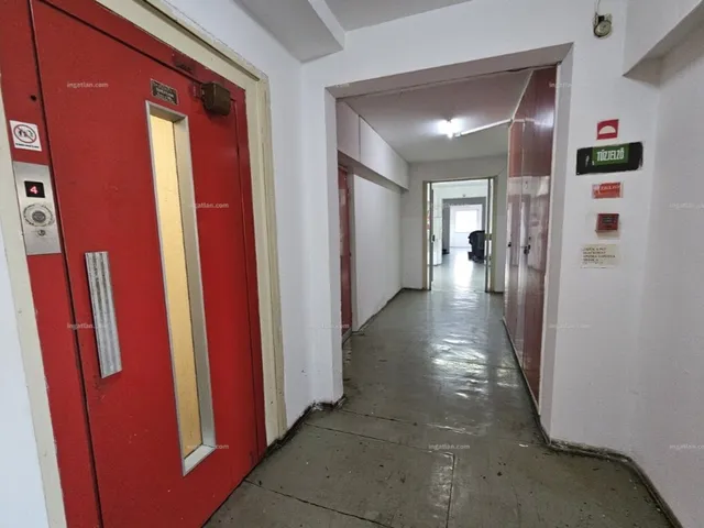 Eladó kereskedelmi és ipari ingatlan Székesfehérvár, Köfém lakótelep 3700 nm