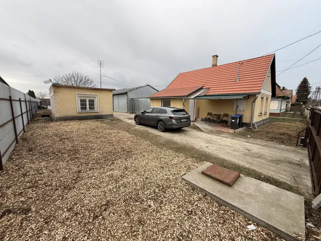 Eladó kereskedelmi és ipari ingatlan Dánszentmiklós 378 nm