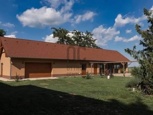 Eladó ház Kocsér 339 nm