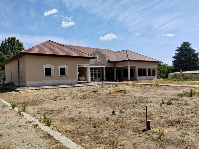 Eladó kereskedelmi és ipari ingatlan Cegléd, Öregszőlő 355 nm