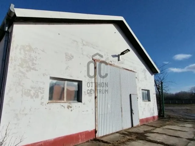 Eladó kereskedelmi és ipari ingatlan Nyársapát 700 nm