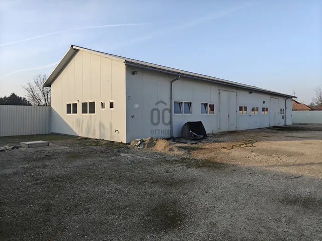 Kiadó kereskedelmi és ipari ingatlan Cegléd 300 nm