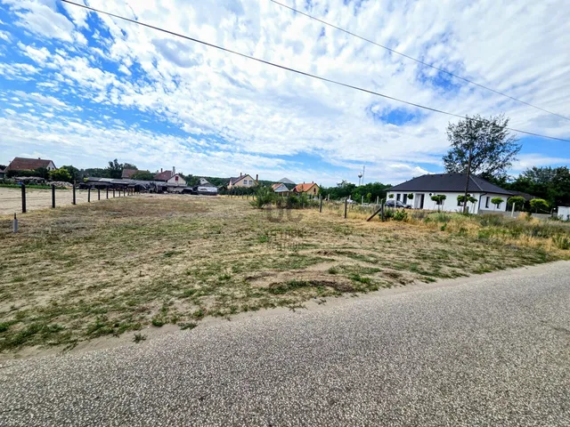 Eladó telek Csemő 1083 nm