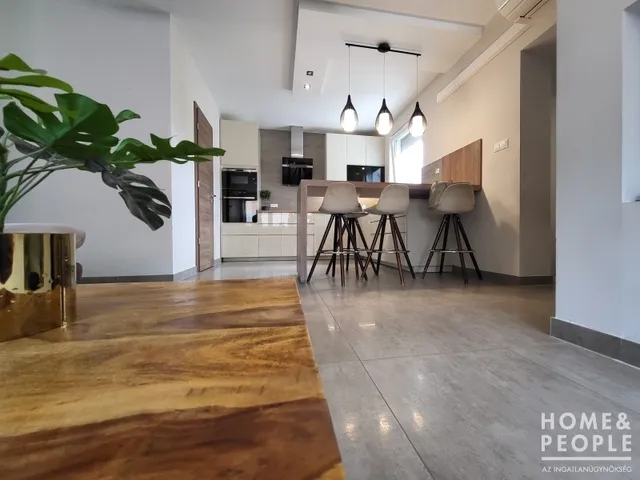 Eladó lakás Szeged, Petőfitelep 108 nm