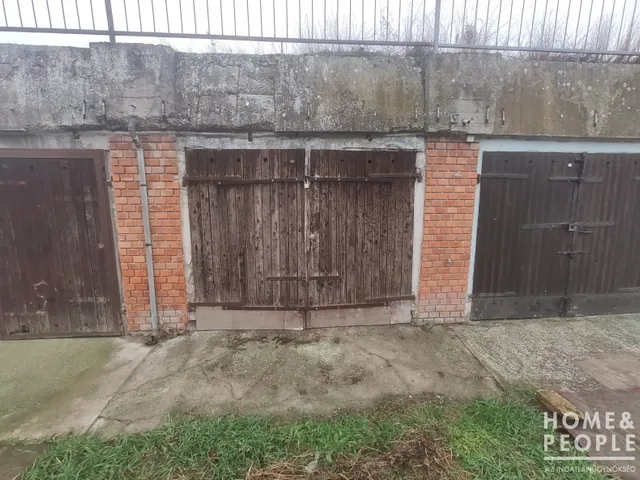 Eladó garázs Szeged, Felsőváros 14 nm