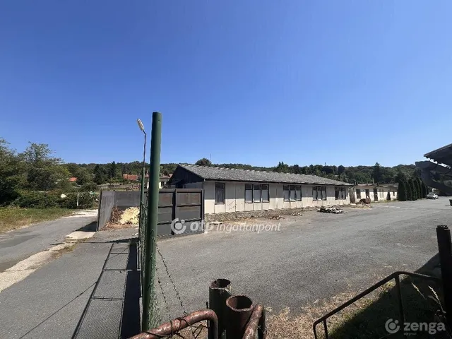 Eladó kereskedelmi és ipari ingatlan Bázakerettye 1872 nm