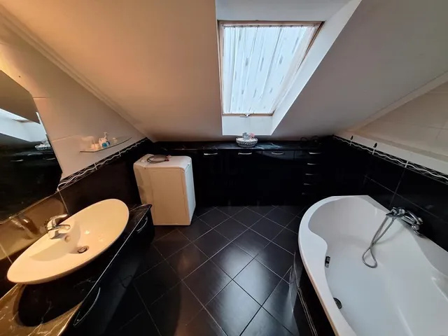 Eladó ház Üllő 280 nm