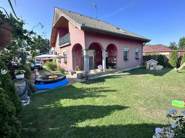 Eladó ház Üllő 282 nm