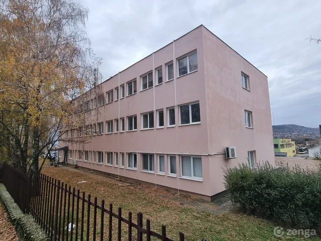 Eladó kereskedelmi és ipari ingatlan Pécs, Basamalom 1600 nm